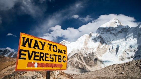 Everest, una parete di roccia si è sbriciolata:  "L'Hillary Step non c'è più"