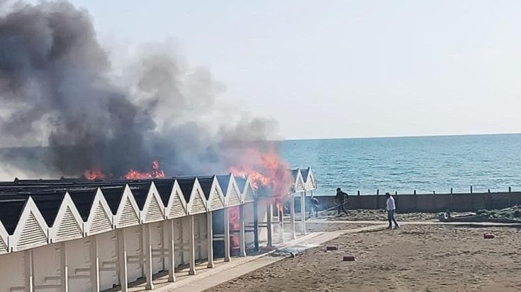 Ostia brucia, due lidi simbolo in fiamme nell’arco di poche ore