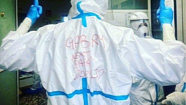 'Gabry next papà 2021': la tuta portafortuna dell'infermiere nel reparto Covid del Policlinico