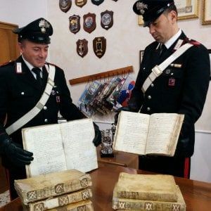 Gaeta, cerca di rivendere su eBay antichi manoscritti rubati: denunciato