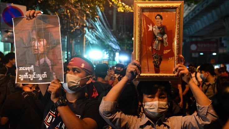 Myanmar: pentole, fiocchi rossi e disobbedienza civile, così la società sfida i golpisti