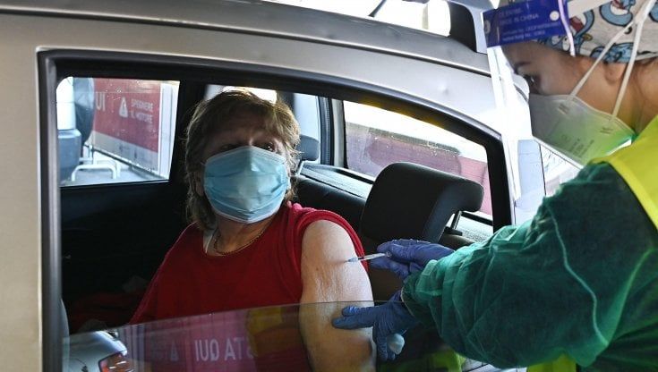 Vaccini, Cirio: da lunedì chi si prenota conoscerà data, luogo e ora in 48 ore