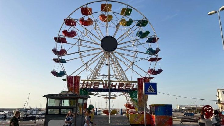 Bari, torna la ruota panoramica sul lungomare: sarà a Santo Spirito fino a settembre 