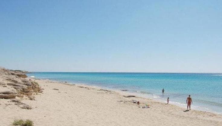 Soldi alle spiagge libere in Puglia per passerelle e bagnini: “Mare democratico, appartiene a tutti”