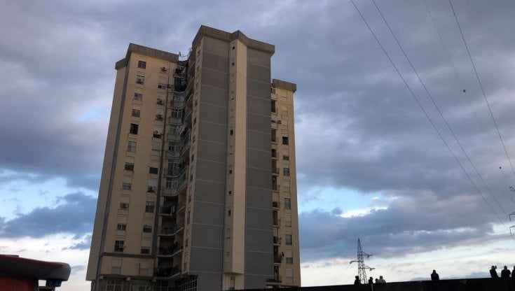 Si barrica da solo in casa e spara in strada a Catania. Poi si consegna alla polizia