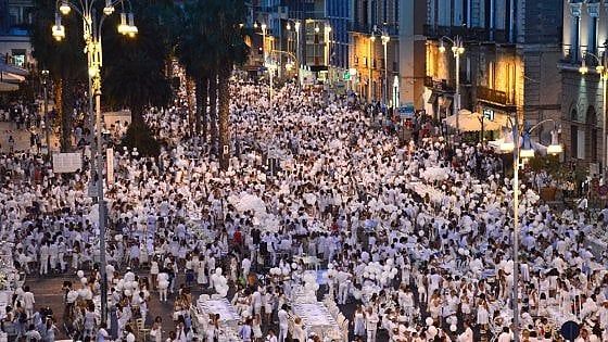 Bari, la cena bianca davanti alla Fiera del Levante: 8mila in tavola sul lungomare chiuso alle auto 