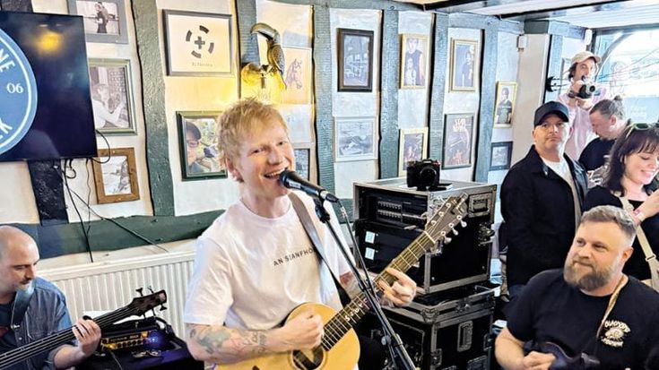 Ed Sheeran, concerto al pub: “Con voi vinco la nostalgia”