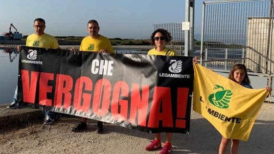 Mare, blitz di Legambiente a Castelvolturno: "Inquinato, che vergogna"