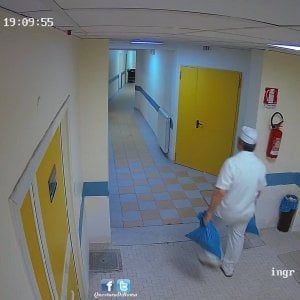 Roma, rubava cibo dalla clinica in cui lavorava: cuoco incastrato dalle telecamere