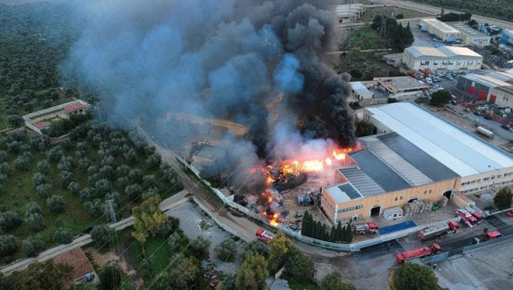 Incendio a Palo del Colle, brucia la Gm Service. “Tenete porte e finestre chiuse”