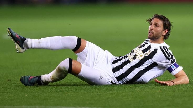 Locatelli operato al ginocchio, la Juve lo perde per almeno quattro mesi: “Sono distrutto”