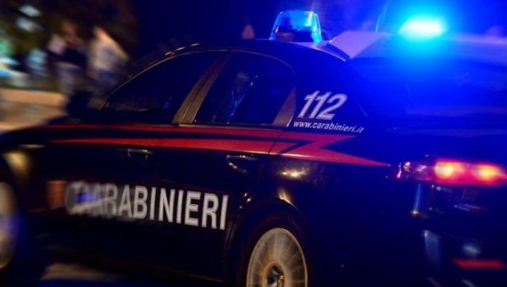 Scoppia maxi rissa in strada, carabinieri trovano a terra una pistola con 13 colpi