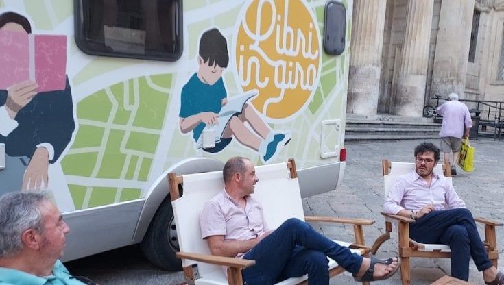 In Puglia una biblioteca aumbulante per raggiungere i lettori, l'iniziativa degli editori porta i 'Libringiro'