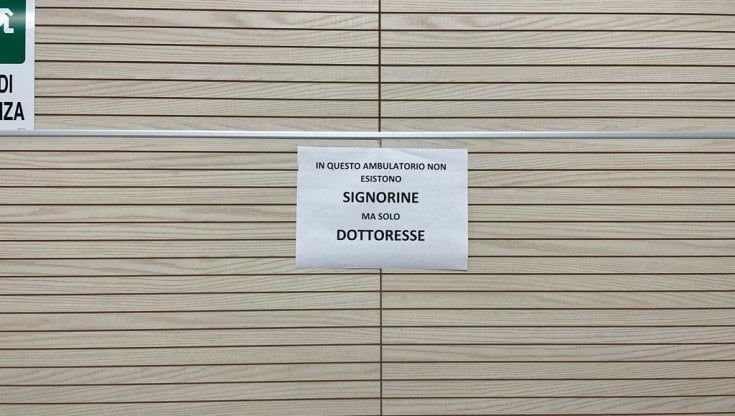 "In ambulatorio non ci sono signorine ma dottoresse": il cartello nell'hub di Alberobello. "Qui da mesi ma in tanti ancora sbagliano"
