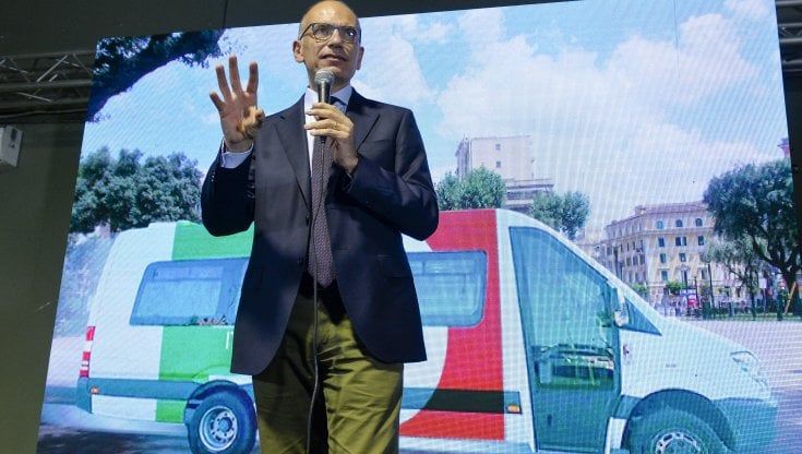 Dal pullman di Prodi al minibus elettrico: campagna green col talismano del Pd