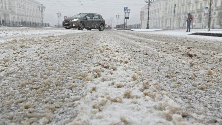 Torino in tilt dopo la nevicata, mea culpa del sindaco: "Il piano neve non funziona"