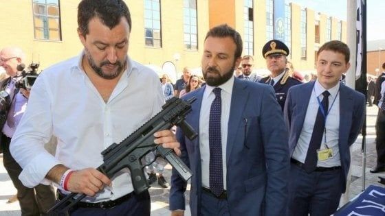 Foto col mitra, Salvini difende Morisi: "Polemiche sul nulla". Coro di proteste: "Allora è d'accordo con lui"