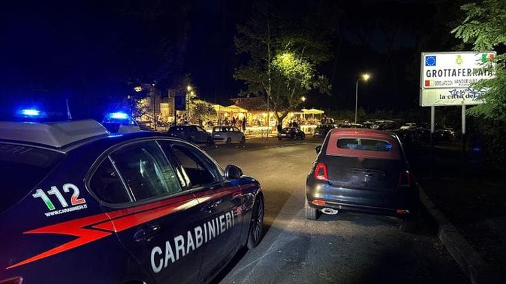 Massa, picchiato (insieme al cane) da 5 ladri in casa, li mette in fuga con colpi di pistola