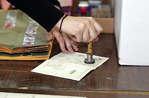 Il caos delle tessere elettorali scaduteper il rinnovo code infinite ai municipi