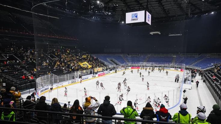 Santa Giulia, il primo test dell’hockey su ghiaccio: “Ma concluderemo i lavori il 25”