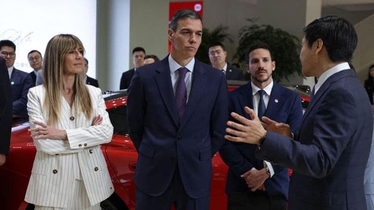 Spagna, chiesto il rinvio a giudizio per la moglie di Sánchez. Socialisti: “Giustizia a orologeria”
