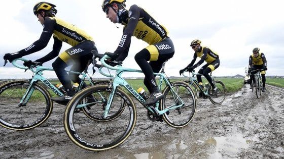 Ciclismo, domenica la Parigi-Roubaix: l'ultima corsa fuori dal tempo