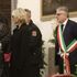 Fan chiedono selfie a Maria De Filippi davanti al feretro di Costanzo. Lei non si ritrae, ma è polemica: 
