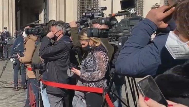 Il predellino di Conte, il dietro le quinte della conferenza stampa. Un tavolino in piazza e la ressa delle telecamere