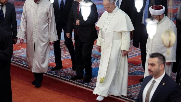 Papa Leone XIV in Turchia, entra scalzo nella Moschea Blu di Istanbul ma non si ferma in preghiera