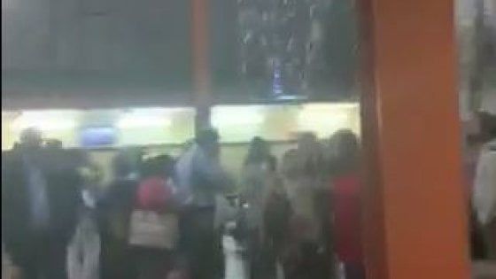 Bomba d'acqua su Napoli, città allagata, disagi per Cumana, metro e funicolari