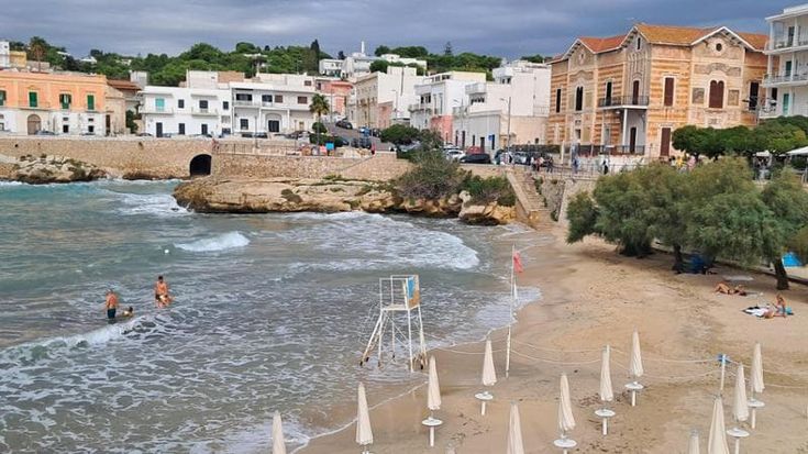 Salento, scuole chiuse per maltempo ma si va al mare: il sole smentisce l’allarmismo. A Nardò il sindaco blocca il mercato: danni per 200 commercianti