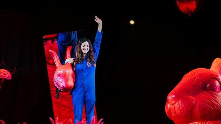 Ambra Angiolini porta Benni sul palco: “La sua opera parla al futuro. Che fortuna averlo incontrato”