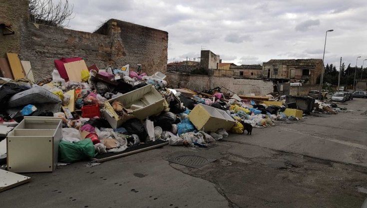 Via Rocky Marciano come una discarica di rifiuti, cittadini esasperati