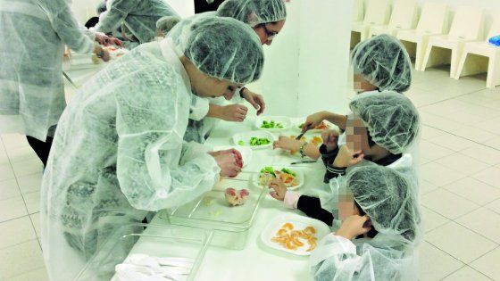 Milano, a lezione di cibo sano nelle maxi cucine da 80mila pasti: "Papà spegni il cellulare a tavola"