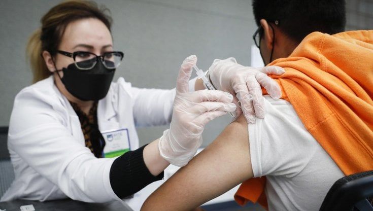 Vaccini, da lunedì terze dosi anche in Campania