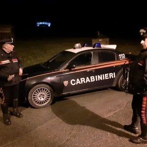 Brescia, 13enne ruba l'auto al padre e si schianta contro un albero