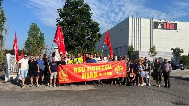 Taranto, chiude lo stabilimento Hiab. Il dramma dei dipendenti: “Costretti a trasferirci a Bologna”