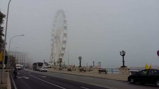 Nebbia, disagi negli aeroporti di Bari e Brindisi: voli cancellati e ritardi fino a 17 ore