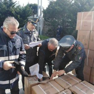 Brindisi, 30mila paia di scarpe contraffatte: maxi sequestro al porto 
