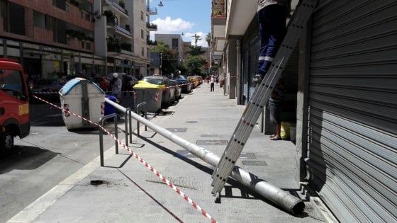 Paura a Bari, un palo della luce crolla in centro e finisce sul marciapiede: nessun ferito