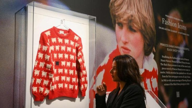 Asta record per il maglione di Diana con la pecora nera tra le pecore bianche: venduto a più di un milione