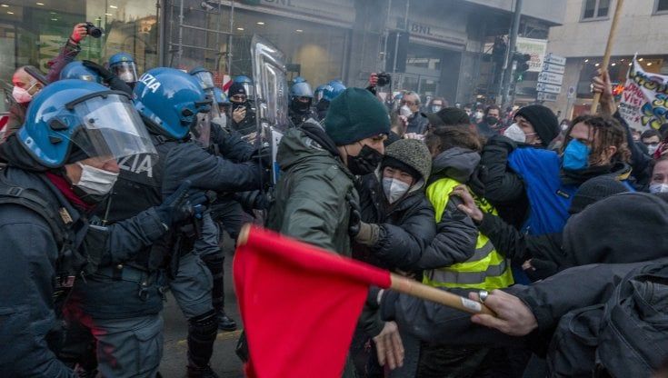 Milano, scontri al corteo degli studenti per la morte di Lorenzo: il caso arriva in Consiglio comunale
