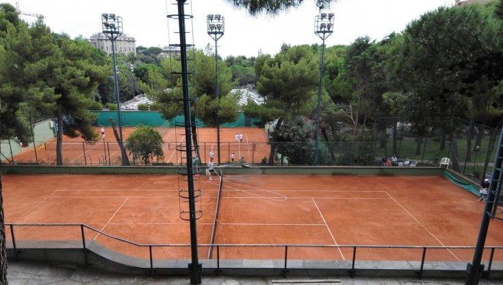 Malore mentre gioca a tennis, 60enne muore nel barese davanti agli amici: cadendo ha anche urtato la testa