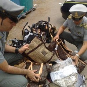 Marchi contraffatti, sequestri per un milione
