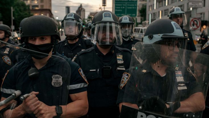I poliziotti-guerrieri che scuotono l’America: “Ora basta violenze”