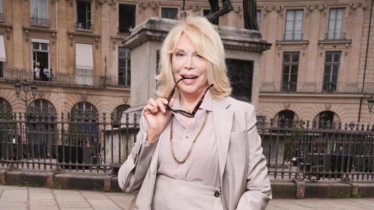 Amanda Lear: “Con Carrà e Zanicchi ci truffarono in Sudamerica. Felice di fare la suora in un film”