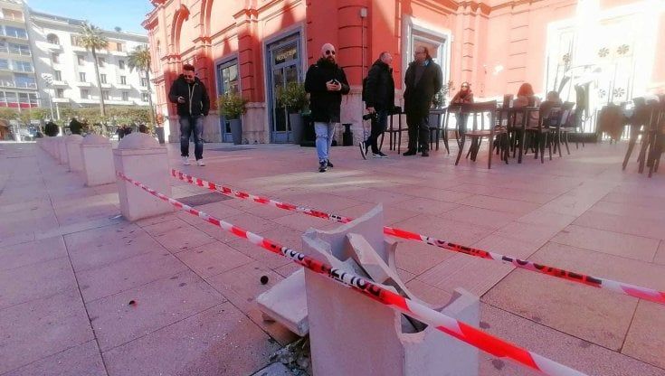 Bari, automobilista distrugge i dissuasori davanti al Petruzzelli: multato, dovrà risarcire il danno