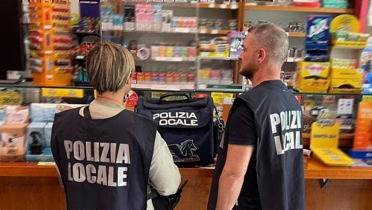 Multa di 4mila euro a una tabaccheria: vendeva sigarette a minorenni, anche davanti ai vigili