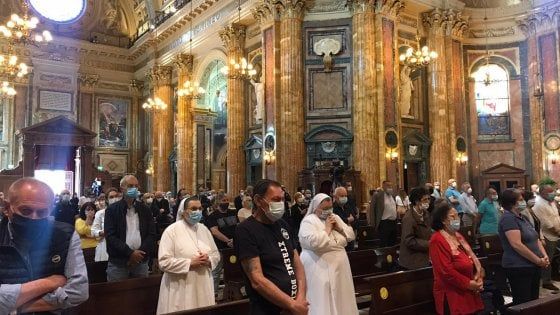 Piazza transennata e mascherine per la prima messa domenicale dell'arcivescovo dopo l'emergenza