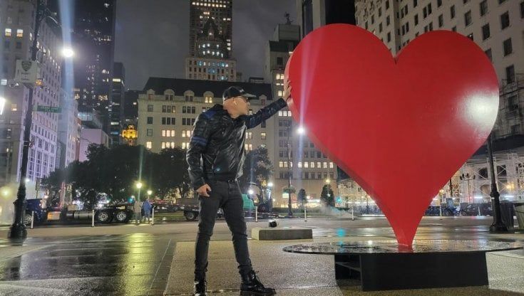 Un cuore rosso per la rinascita di New York: l'ultimo "blitz" di Sergio Furnari